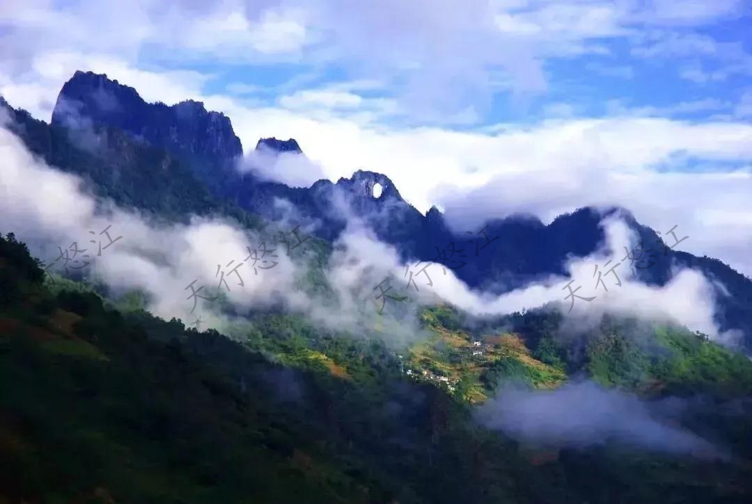 “怒江美麗公路”領(lǐng)略絕美風(fēng)景 “車(chē)在路上走，人在畫(huà)里行”